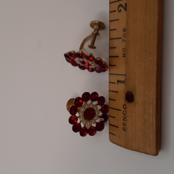 Vintage Red Rhinestone Floret Gold Tone Screw Back Earrings - Picture 5 of 5